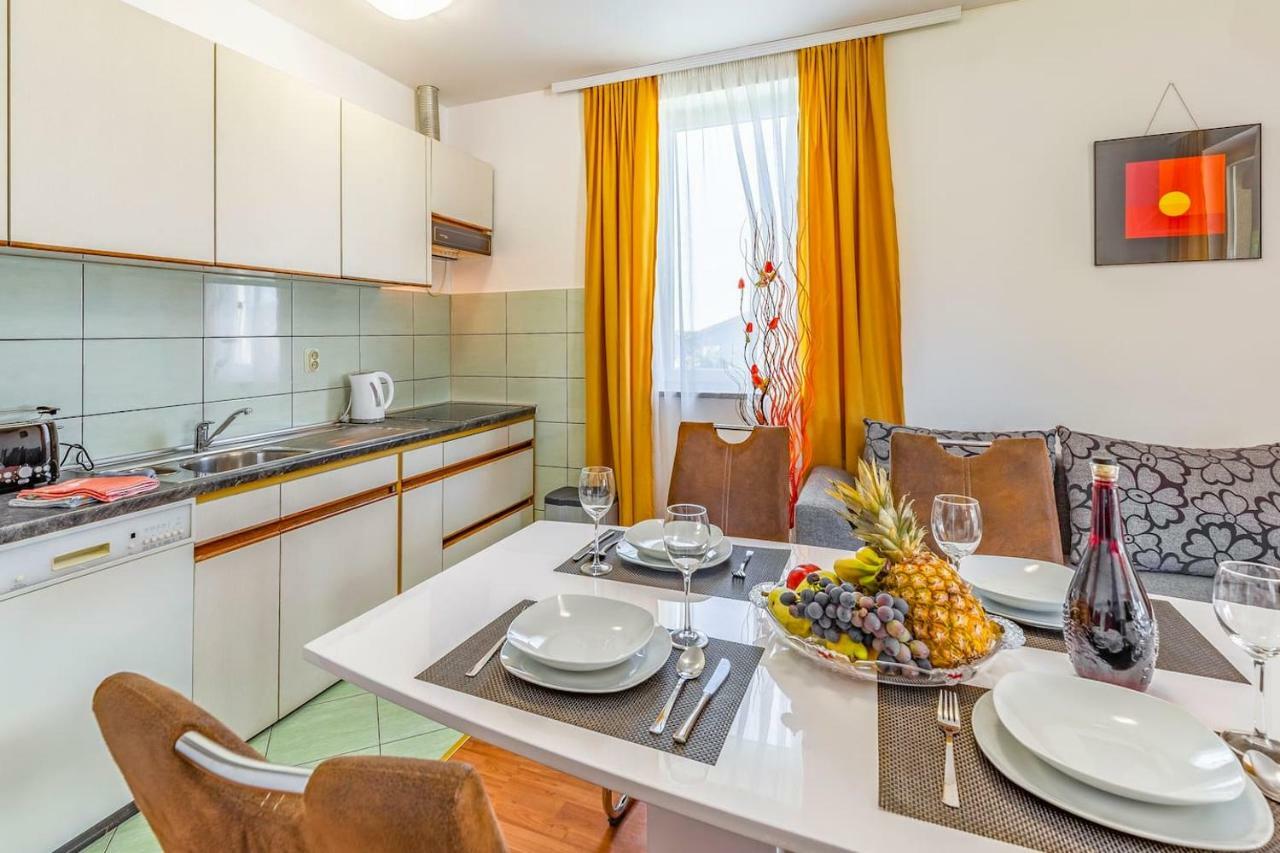 All Seasons Apartment Pula Exterior photo